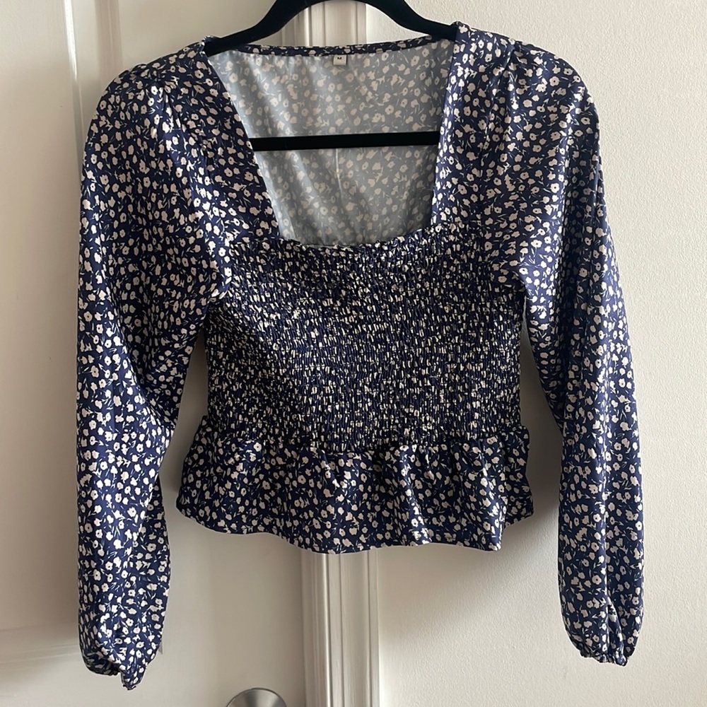 Square neck shorted ruffle long sleeve crop top